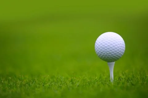 Golf ball on tee Stock-Fotos