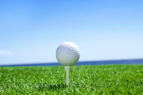 Golf ball on tee Stock-Fotos