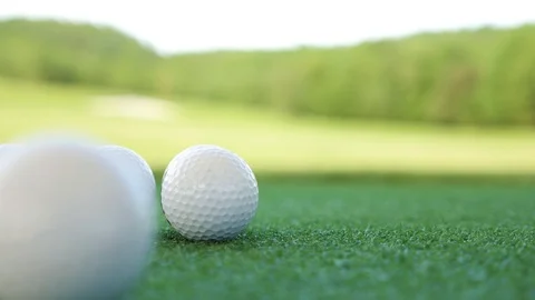 Golf balls on artificial grass focus changes Видео 89501973