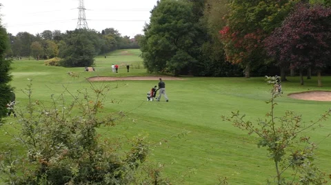 Golf course and golfers Vídeos de archivo 43559279