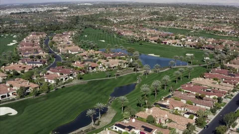 Golf Course and Homes Palms Springs California Drone Aerial View Vidéo 335314723