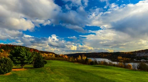 Golf Course Autumn Colors &amp; Clouds 4K - Time Lapse Vidéo 45990489