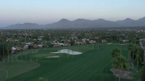 Golf course palm trees and mountains in the evening in Palm Springs, California. Vidéo 231196416