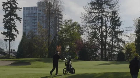 Golf course. Players on the fairways (variant). Vídeos de archivo 142607053