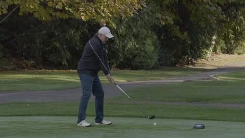 Golf. Hitting ball from a tee (variant). Video stock 142597414