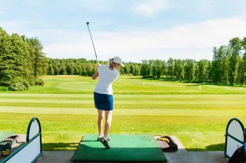 Golf player on professional golf course. Golfer with golf club taking a shot Foto stock