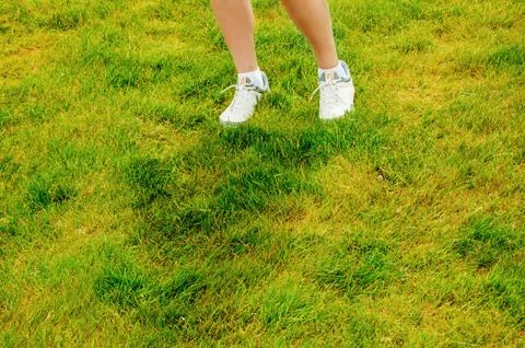 Golf player on professional golf course. Golfer with golf club taking a shot Foto stock
