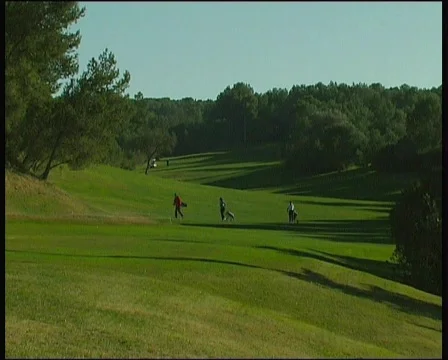 Golf Player with red jacket and group   Video stock 112970