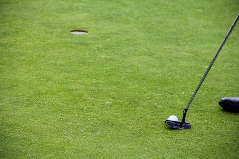 Golf putting on green Stock-Fotos