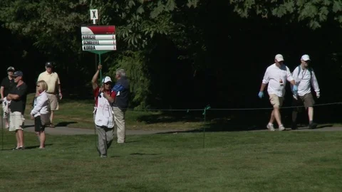 Golf tournament, team representative carrying players names. 库存影片 76781278