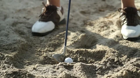 Golfball in Sand Trap 库存影片 62207103