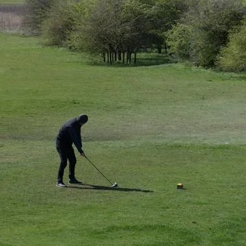 Golfer about to tee off Foto stock