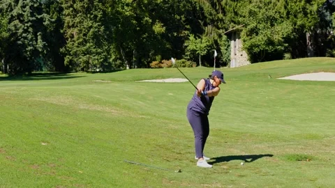 Golfer Chipping the Golf Ball to the Putting Green in a Sunny Day Stockbeeldmateriaal 211403226