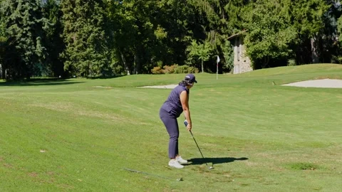 Golfer Chipping the Golf Ball to the Putting Green in a Sunny Day Stockbeeldmateriaal 211403255