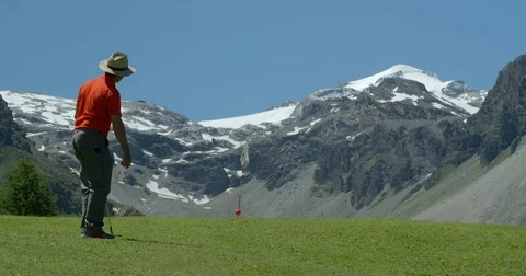 A golfer chips a ball onto a green. Vídeo Stock 77732516