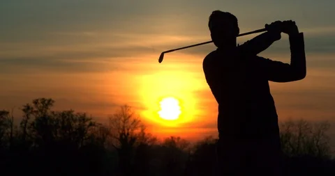 A Golfer chips a golf ball near sunset in slow motion. Vídeo Stock 103590053