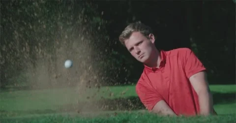 Golfer chips out of bunker. Vídeo Stock 58842662
