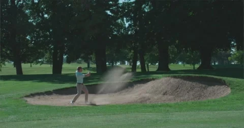 Golfer chips out of bunker. 스톡 동영상 58879278