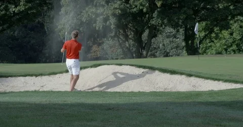 Golfer Chips out of Bunker. Vídeo Stock 71926216