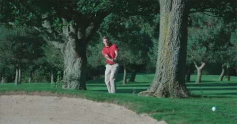 Golfer chips out of the rough. Vídeo Stock 58841330