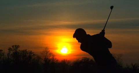 A Golfer chips a shot and sends a large divot up with the ball! Vídeo Stock 103581241