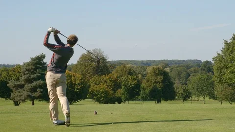 A golfer drives a ball in slow motion. Vídeo Stock 80420599