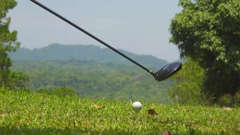 Golfer hitting golf ball on tee zone in golf course Vidéo 107514143