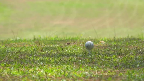 Golfer hitting golf ball on tee zone in golf course 库存影片 107514642