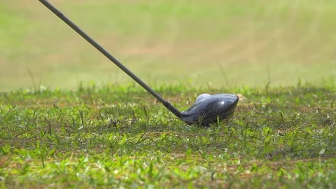 Golfer hitting golf ball on tee zone in golf course 库存影片 107515602