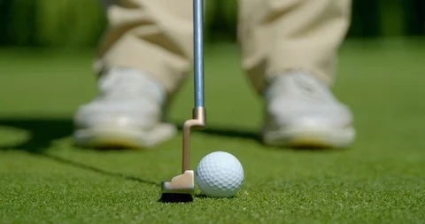 A golfer lines up a putt low angle, slow motion. Vídeo Stock 112018752