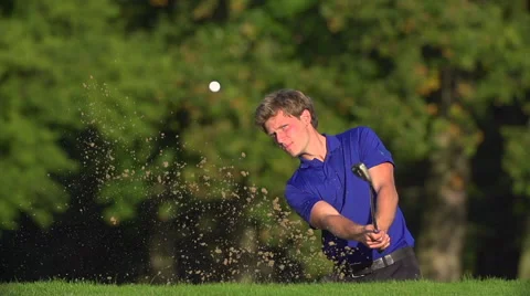 Golfer makes great chip out of bunker and celebrates. Vídeo Stock 54728092