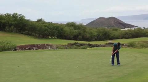 Golfer making 25 foot putt in hawaii Stock-Footage 48554037