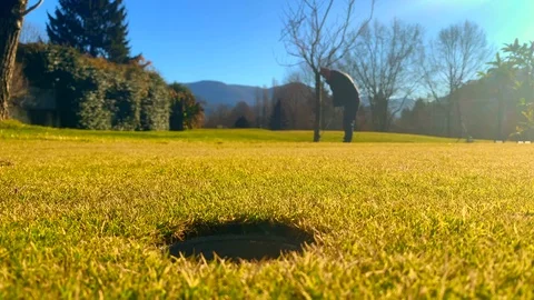 Golfer Making Chip Shot in the Hole Stockbeeldmateriaal 126633990