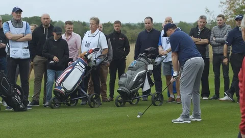 Golfer making a golf swing and missing the target while his fans lamenting Video stock 122624520