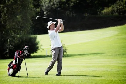 Golfer pitching at golf course. Foto stock