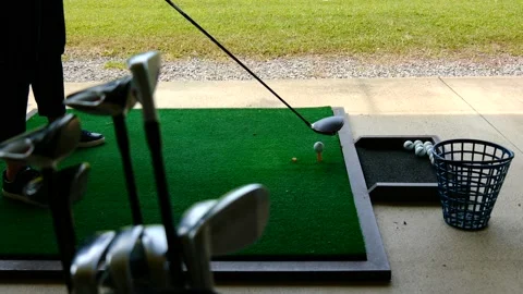 Golfer Practice Golf Swing with Her Driver in Driving Range Vídeos de archivo 161488351