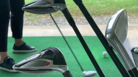 Golfer Practice Golf Swing with Her Driver in Driving Range 库存影片 191951838