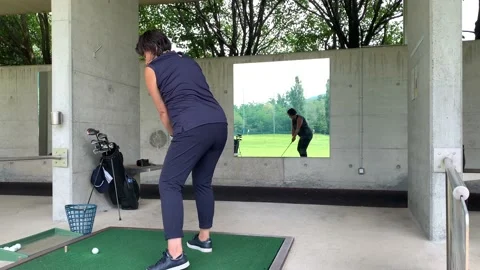 Golfer Preparation to Practicing Golf Swing in Driving Range Видео 194011574