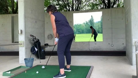 Golfer Preparation to Practicing Golf Swing in Driving Range Vídeos de archivo 194011576