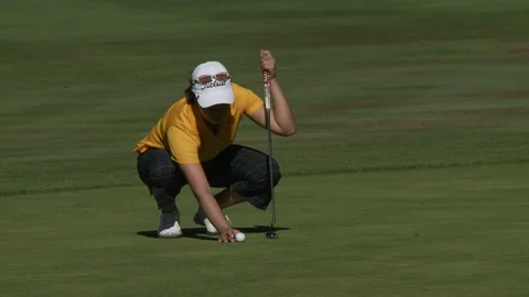 Golfer preparing for putting. 스톡 동영상 76518175