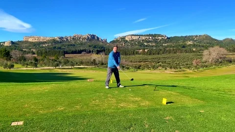 Golfer Preparing to Teeing off the Golf Ball with Driver Vídeos de archivo 121084324