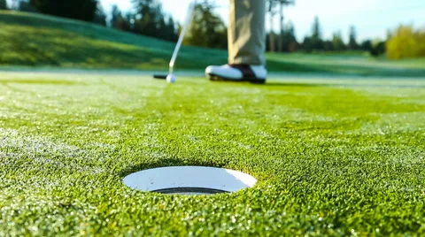 Golfer on the putting green sinking a putt Vídeo Stock 61744864