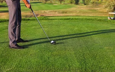 Golfer putting, selective focus on golf ball Male golfer putting, selectiv... Stockfoto's