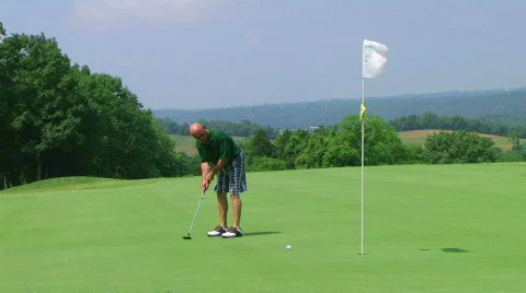 Golfer Sinks Putt 動画素材 629279