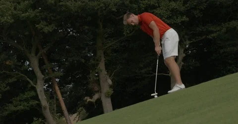 Golfer Sinks a Putt. Vídeo Stock 71927986