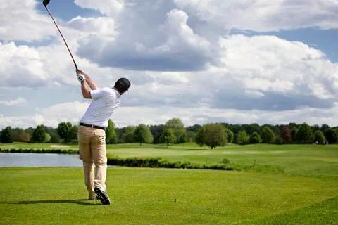 Golfer teeing off Foto stock