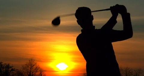 A Golfer tees of on the 18th before sunset. Vídeos de archivo 103502921