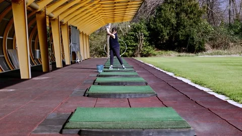 Golfer Training Golf Swing in a Modern Driving Range in a Sunny Day Vídeos de archivo 191942767