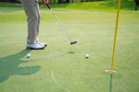 Golfers are about to play golf on bright green grass. Foto stock