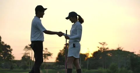 Golfing couple handshake on the sunset background. Vídeos de archivo 149735807
